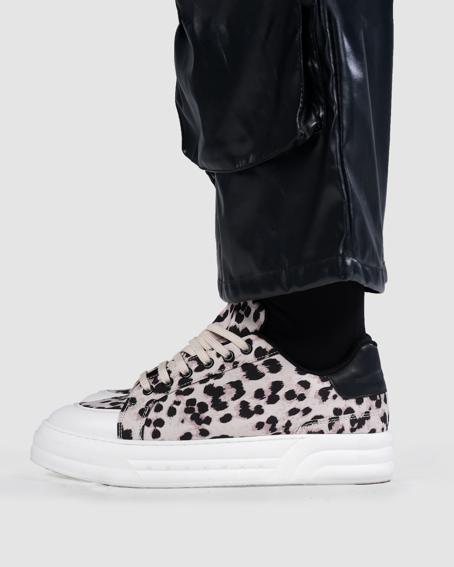 Leopard design light sneaker